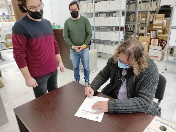 Un instante de la firma.
