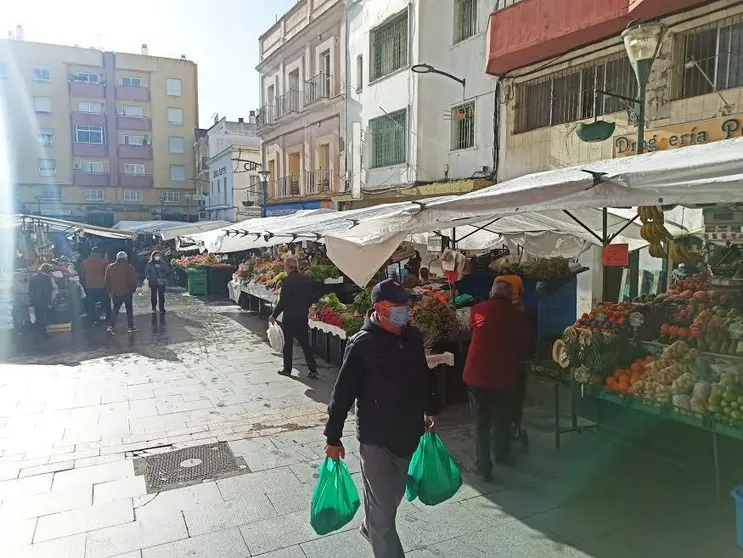 Gente con mascarillas en el mercado de Algeciras.