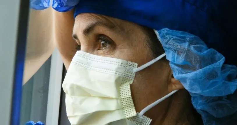 EuropaPress_3176177_foto_recurso_doctora_mirando_ventana_coronavirus_covid-19