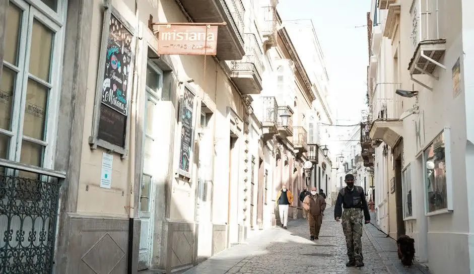 Ciudadanos pasean por Tarifa.