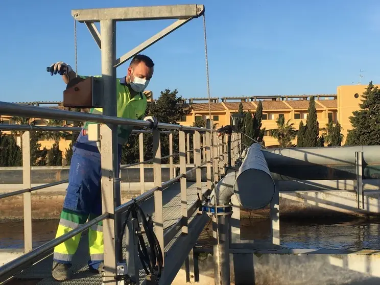 Trabajador Aqualia en EDAR Atlanterra