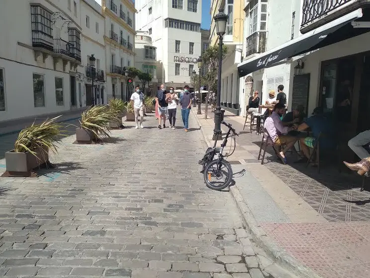 Gente pasea por Tarifa durante el pasado puente.