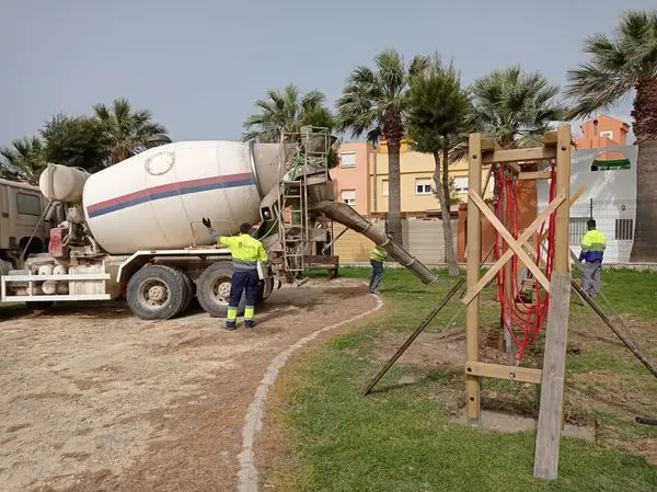 Operarios trabajan en el parque.
