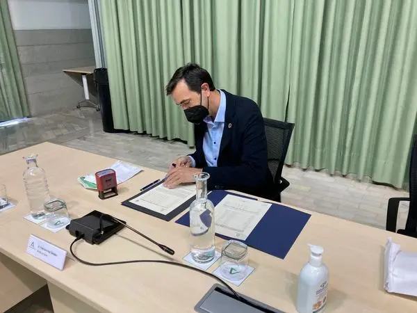 Ruiz Gir&aacute;ldez, durante la firma.