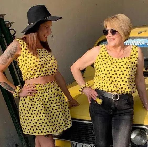 Madre e hija posan con 'outfit' de Extrearte.