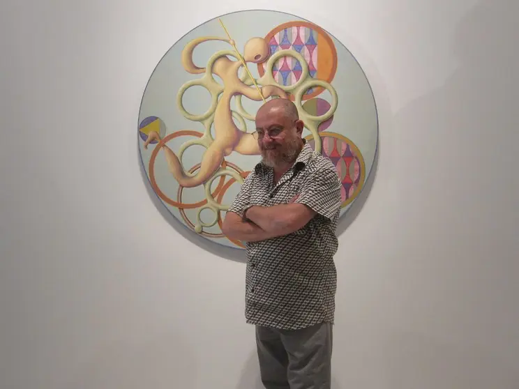 P&eacute;rez Villalta, con una de sus obras.