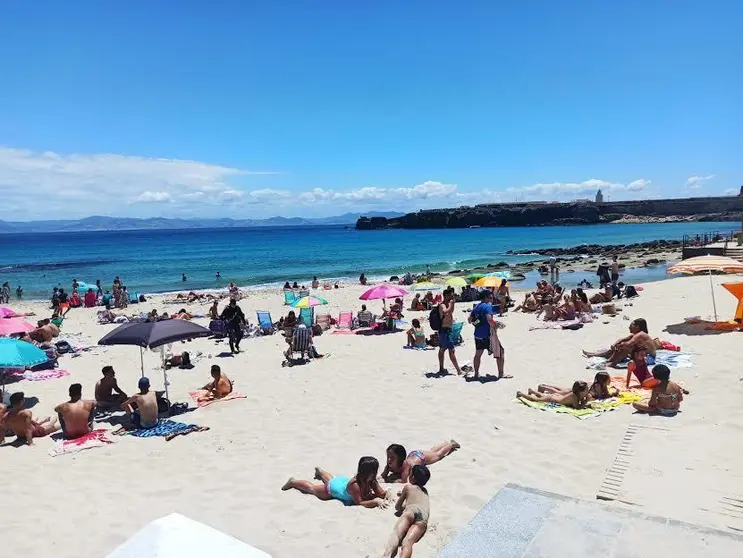 Ba&ntilde;istas en la playa el pasado fin de semana.