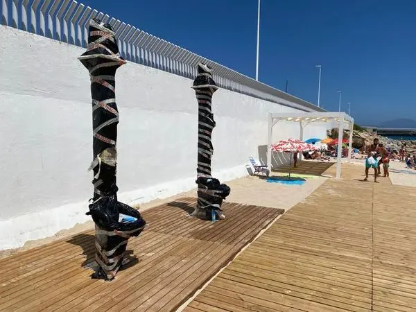 Duchas en la Playa Chica.