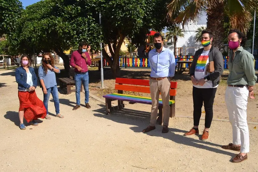 Mobiliario multicolor.