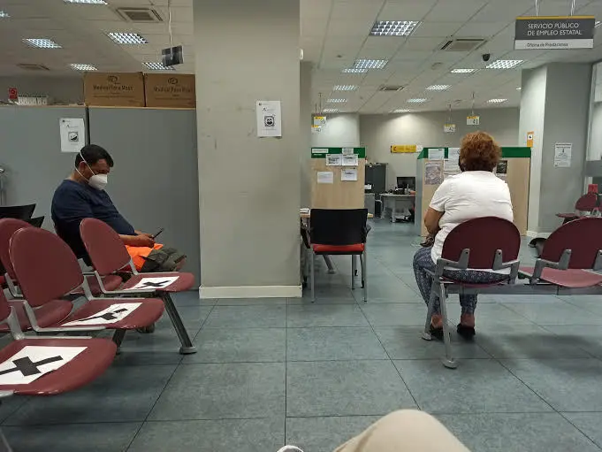 Usuarios, en la oficina del SAE de Algeciras.