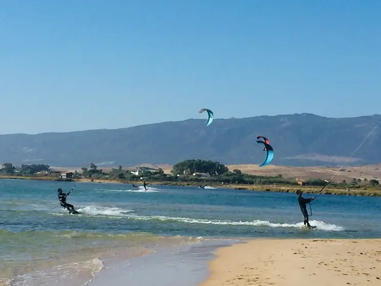 Pr&aacute;ctica del kite en la laguna.