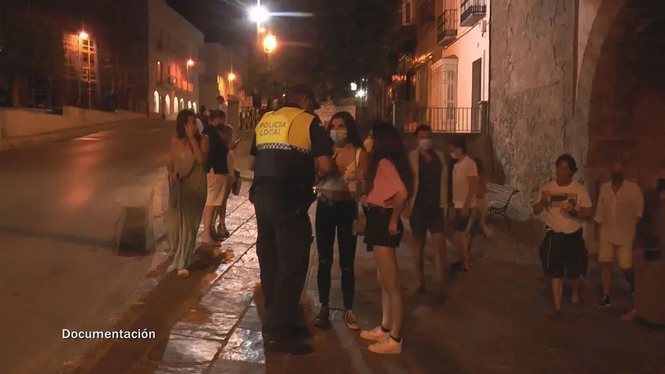 Agentes, en el centro.