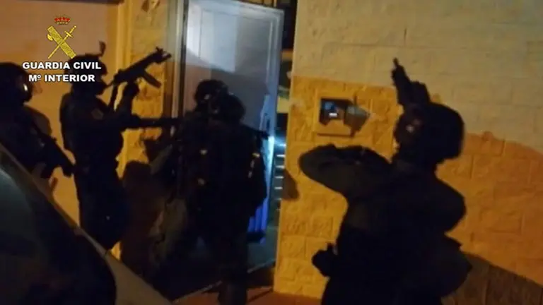 GRAF9187. ALGECIRAS (C&Aacute;DIZ), 24/03/2019.- Combo de fotograf&iacute;as facilitadas por la Guardia Civil que ha desarticulado una red de tr&aacute;fico de personas y de drogas durante una operaci&oacute;n que se ha saldado con 19 detenidos pertenecientes a una organizaci&oacute;n asentada en el Campo de Gibraltar, aunque extendida a las provincias de Huelva, Sevilla y M&aacute;laga. La organizaci&oacute;n, al parecer, habr&iacute;a aprovechado sus embarcaciones de tr&aacute;fico de hach&iacute;s para trasladar a 49 inmigrantes que habr&iacute;an entrado en Espa&ntilde;a ilegalmente despu&eacute;s de pagar un alto precio por el viaje. EFE/