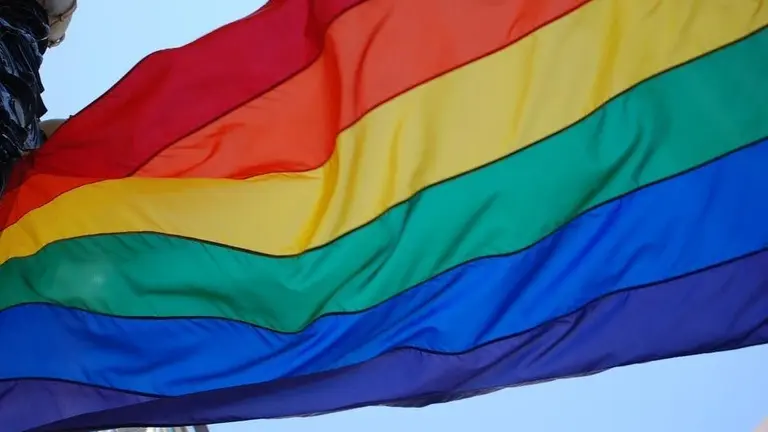 adelante-pide-que-los-centros-educativos-celebren-el-dia-del-orgullo