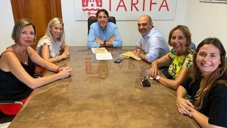 EuropaPress_2295598_Manuel_&Aacute;ngel_Chac&oacute;n_durante_su_reuni&oacute;n_con_los_representantes_municipales_de_Tarifa