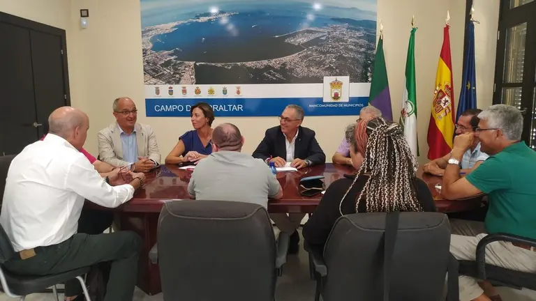 EuropaPress_2387808_Reuni&oacute;n_de_Mancomunidad_del_Campo_de_Gibraltar_y_Plataforma_por_el_tren