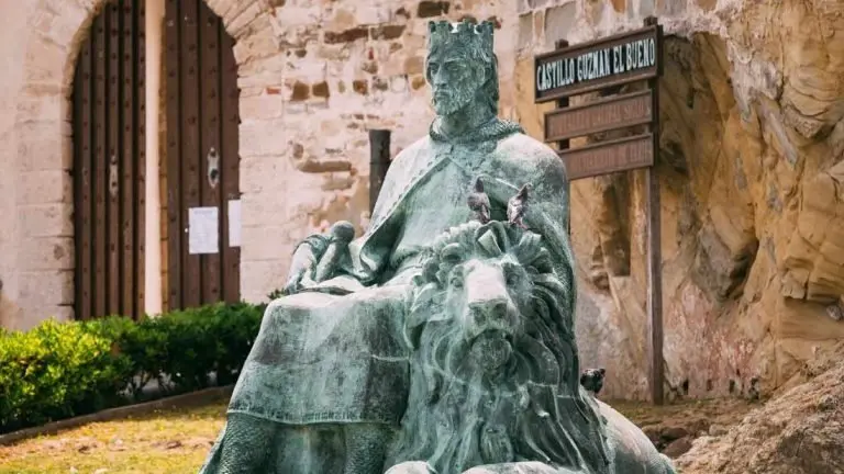 Estatua-Guzman-El-Bueno-Tarifa-768x512