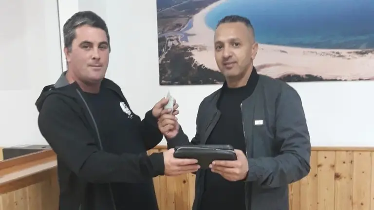 un-tarifeno-devuelve-una-cartera-con-3100-euros-y-dos-moviles
