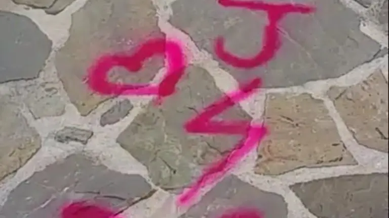 Pintadas en el Adarve.