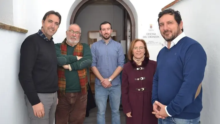Los cronistas junto al alcalde y el concejal.
