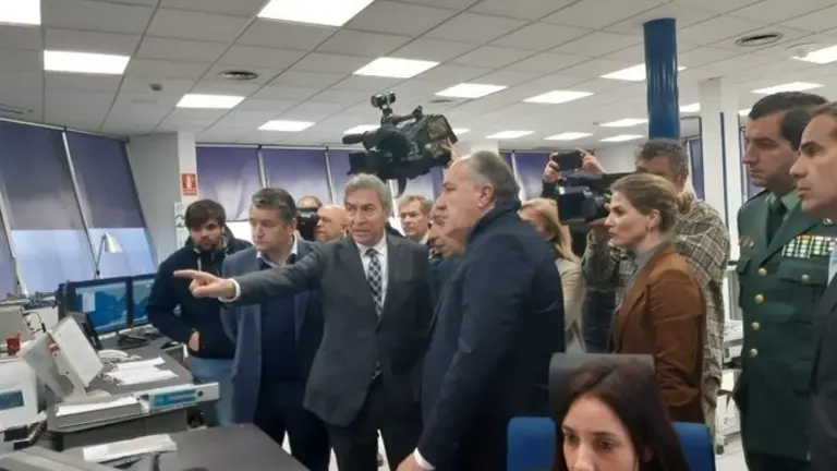 El delegado del Gobierno, en el centro de coordinaci&oacute;n de Salvamento en Tarifa.