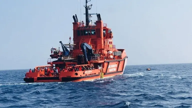 EuropaPress_1680788_ANDALUC&Iacute;A_-C&aacute;diz_-_Sucesos_-_Rescatados_12_inmigrantes_tres_de_ellos_ni&ntilde;os_de_una_patera_en_el_Estrecho