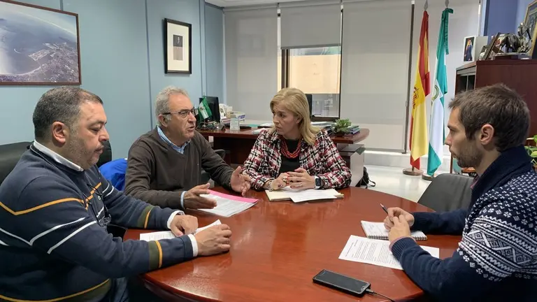 EuropaPress_2640089_La_subdelegada_del_Gobierno_de_la_Junta_de_Andaluc&iacute;a_en_el_Campo_de_Gibraltar_Eva_Pajares_reunida_con_empresarios_de_Bolonia_(Tarifa)_