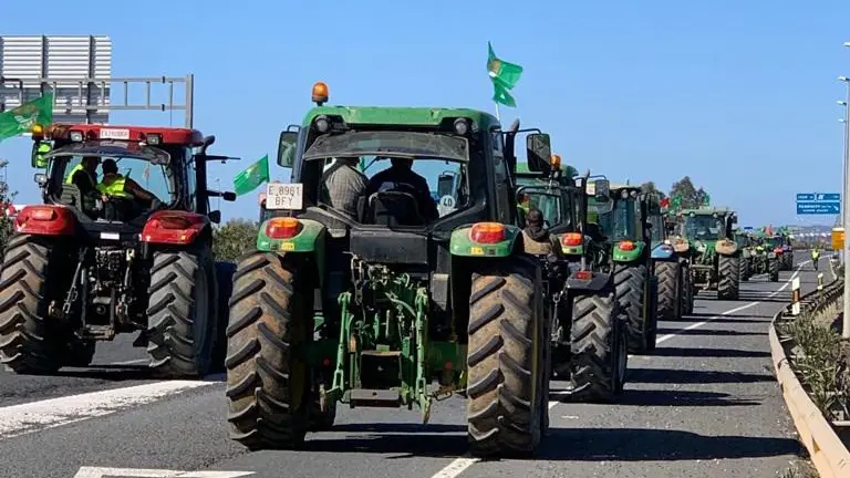 Imagen de algunos de los tractores que se movilizan este jueves cortando la A-49 direcci&oacute;n Portugal

Imagen de algunos de los tractores que se movilizan este jueves cortando la A-49 direcci&oacute;n Portugal


2/27/2020