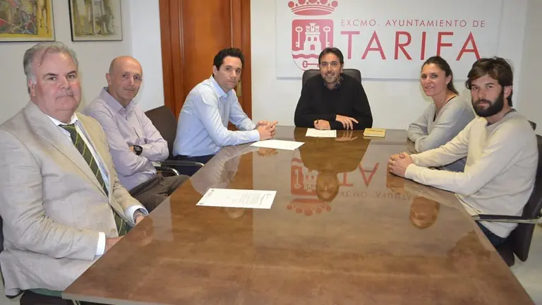 Representantes del equipo de gobierno junto al tesorero.