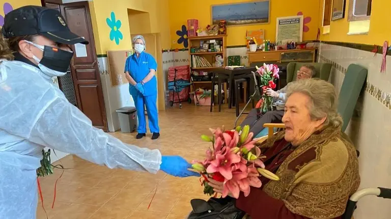 Una agente de la Polic&iacute;a Nacional entrega flores a una persona mayor en una residencia de Tarifa

Una agente de la Polic&iacute;a Nacional entrega flores a una persona mayor en una residencia de Tarifa


29/4/2020