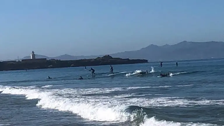 Algunas personas realizan paddelsurf, hoy.