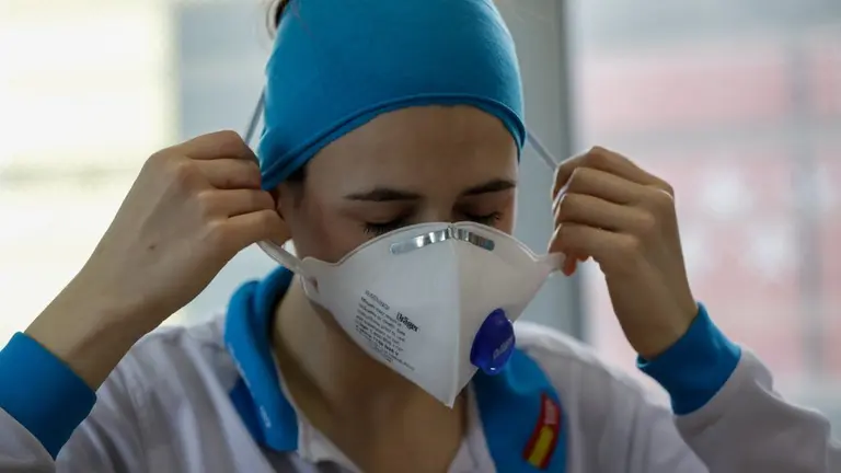 Una enfermera, con su mascarilla.