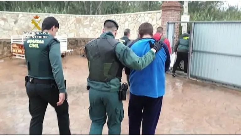 La Guardia Civil, con los detenidos en la operaci&oacute;n 'Comienzo'.