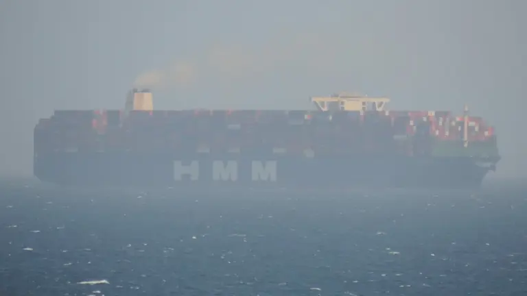 El 'HMM Algeciras' a su paso por el Estrecho.