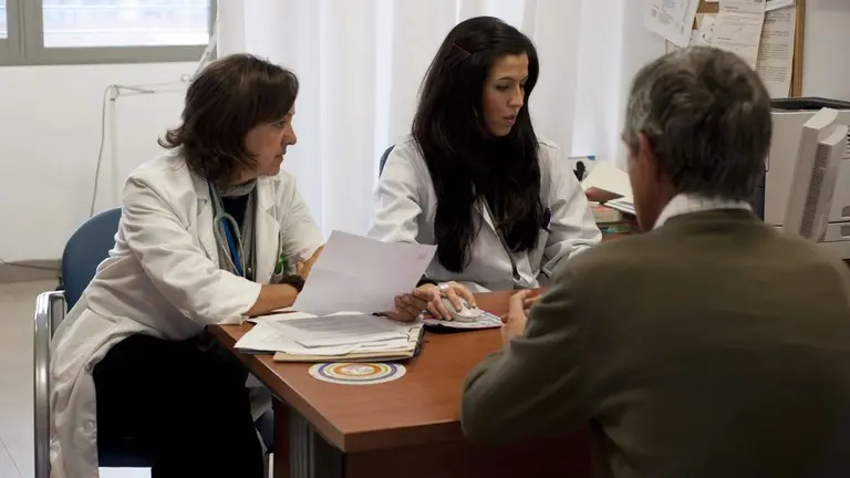 Sanitarios, en una consulta.