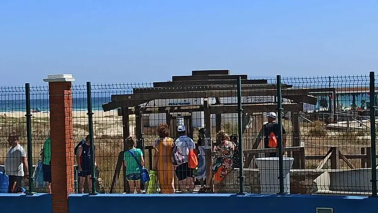 Usuarios en la playa.