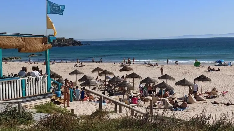 Gente en la playa, en archivo.