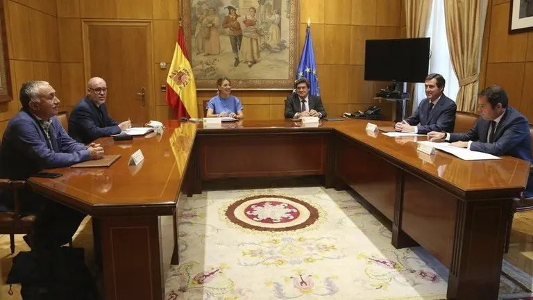 EuropaPress_3207684_ministra_trabajo_economia_social_yolanda_diaz_junto_ministro_inclusion