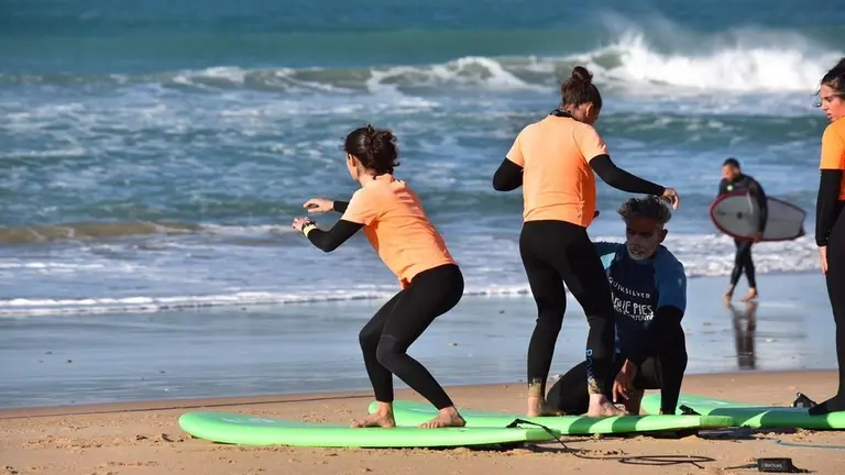 Ni&ntilde;os en escuela de surf.