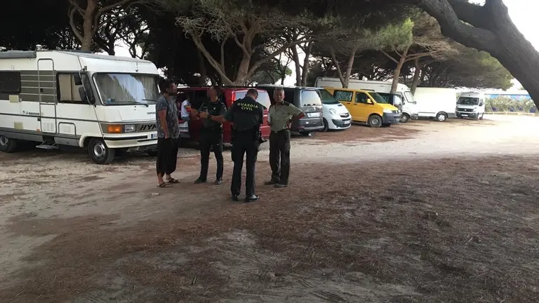 Imagen de archivo de una actuaci&oacute;n conjunta contra la acampada ilegal en Tarifa