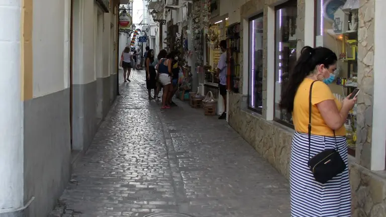 Una persona con mascarilla en las calles del centro de Tarifa

Una persona con mascarilla en las calles del centro de Tarifa


13/7/2020
