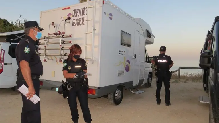 Polic&iacute;as multando por pernocta ilegal en Tarifa.