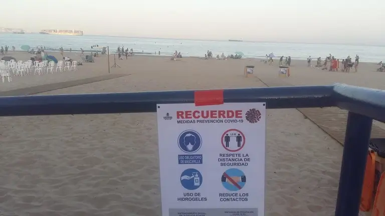 Cartel con las normas Covid, antes de acceder a una playa.