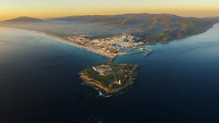 Tarifa vista desde el aire. Costa de la luz, C&aacute;diz, Andaluc&iacute;a, Espa&ntilde;a.