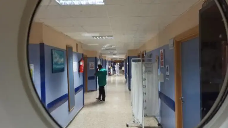Sanitarios, en un pasillo del Punta de Europa.