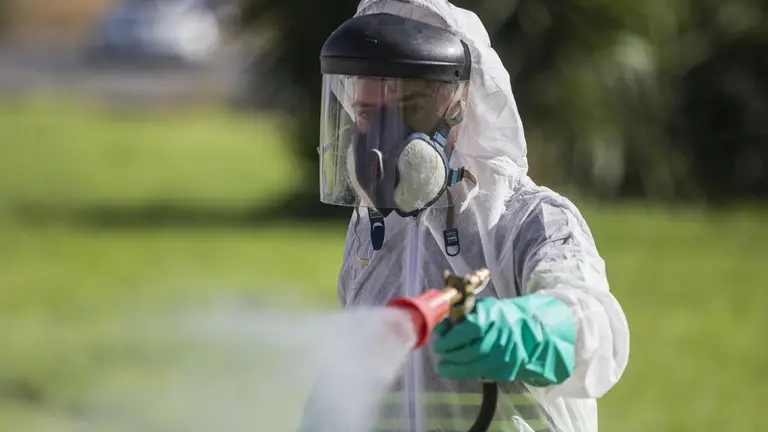EuropaPress_3279289_trabajador_labores_fumigacion_contra_mosquitos_causantes_virus_nilo_coria
