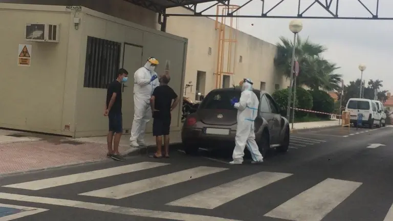 Un veh&iacute;culo, en el autocovid del Punta de Europa.