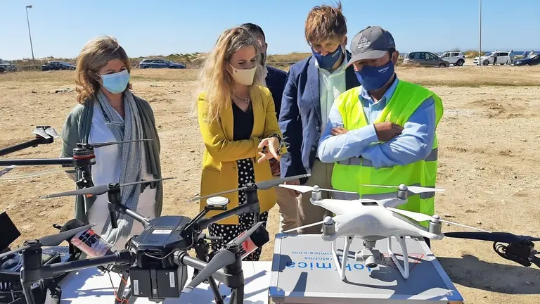 EuropaPress_3372969_ana_mestre_viendo_drones_actuacion_contra_mosquitos_transmite_virus_nilo