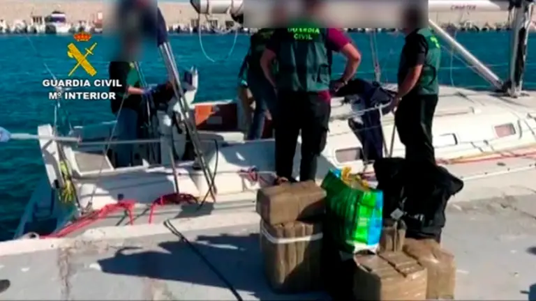 Agentes, durante la operaci&oacute;n.
