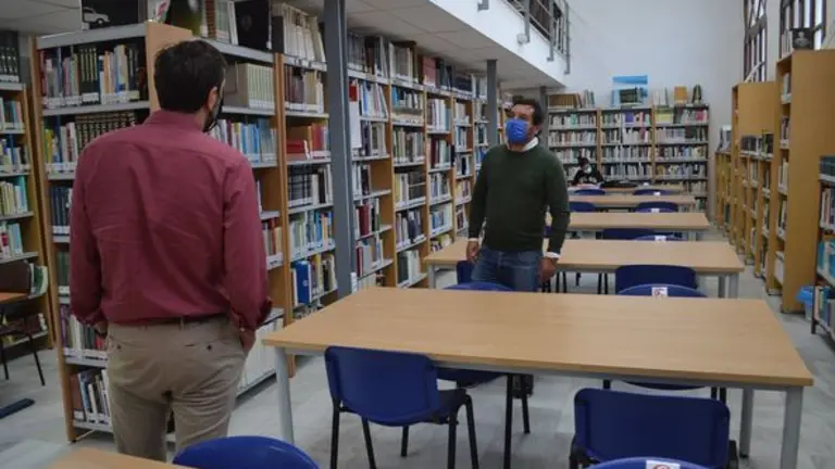 Interior de la biblioteca.